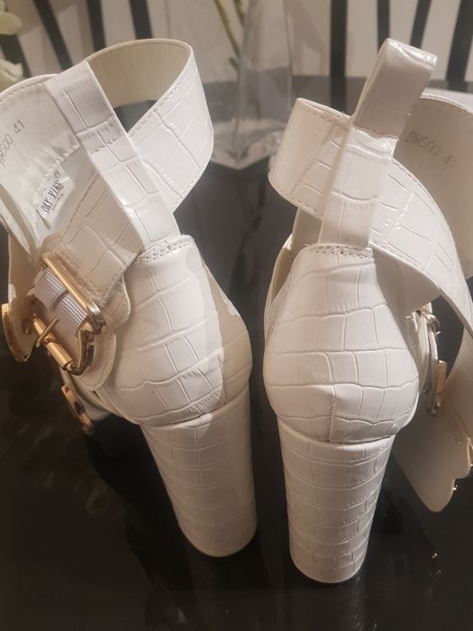 Botki białe  41 złote klamry