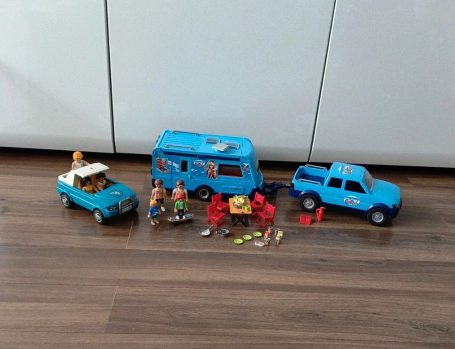 Pickup z przyczepą kampingową oraz autko