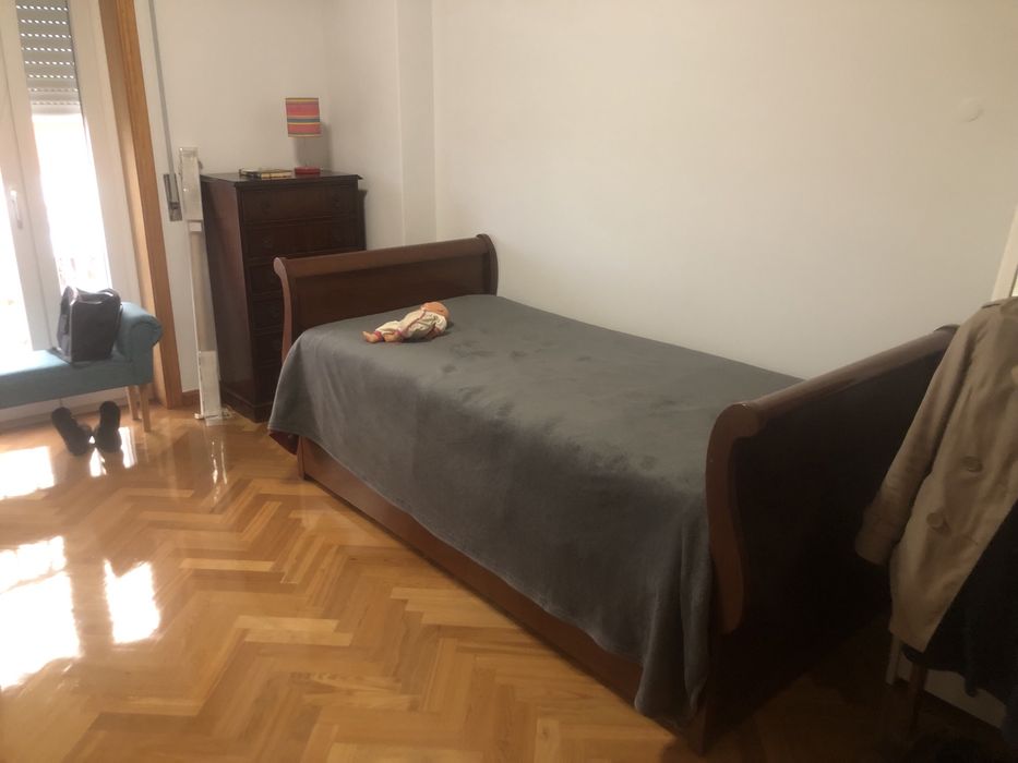 Cama de solteiro/a em madeira