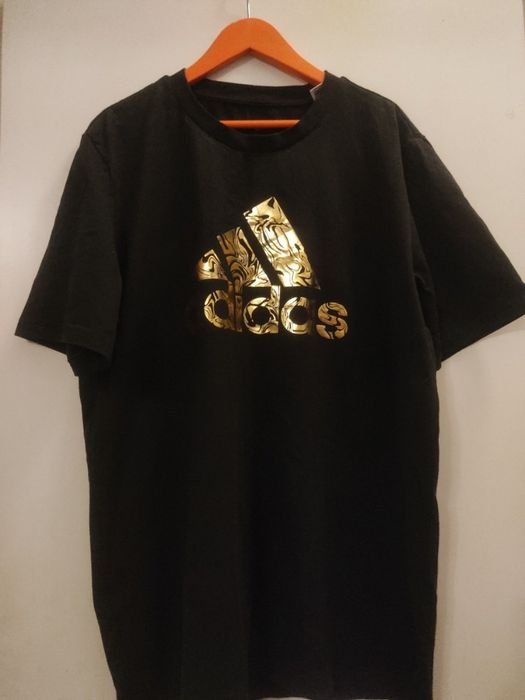 Футболка adidas.