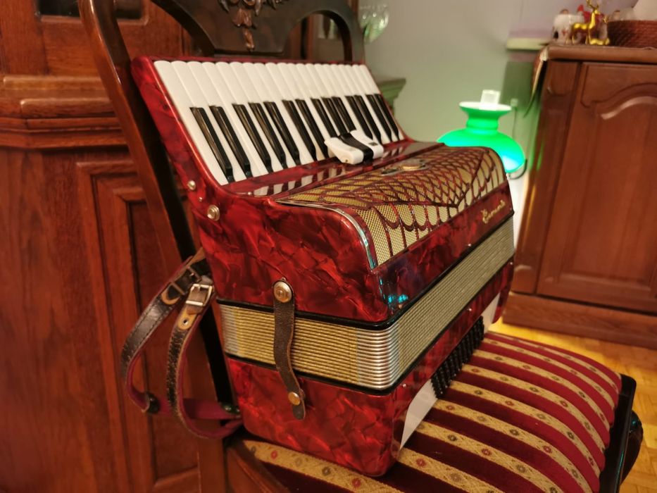 Akordeon Weltmeister Barcalore 72 basy z futerałem