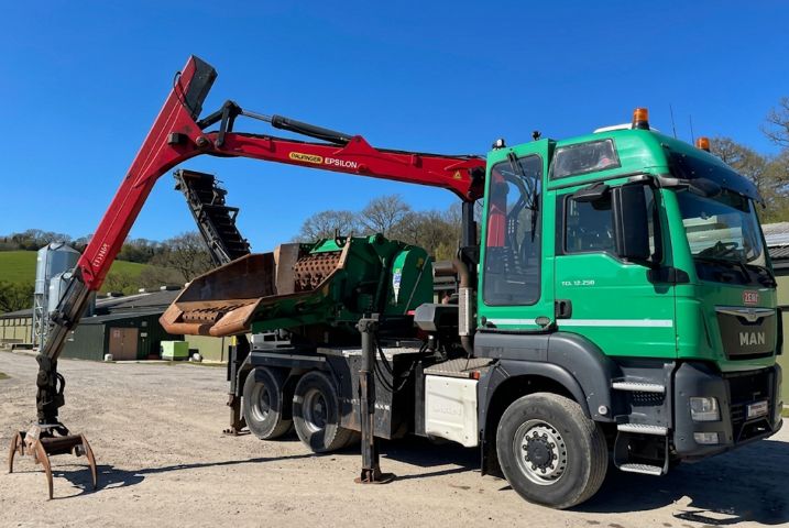 Rębak mobilny na kołach do drewna ROZDRABNIACZ do drewna na kołach CHIPPER Jenz HEM 583R