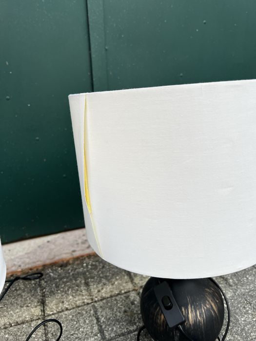 2 candeeiros pretos com abatjour branco