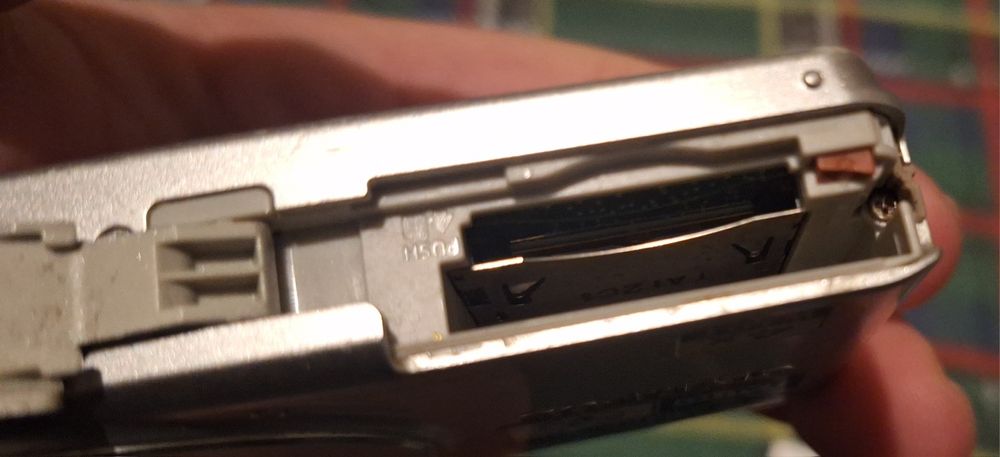 Câmera Olympus D-700 com bolsa - Sem carregador