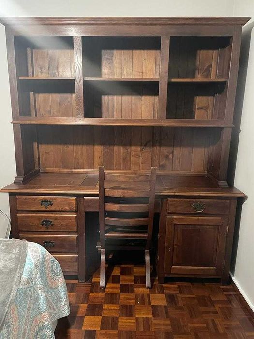 Móvel de quarto composto por secretária e estante