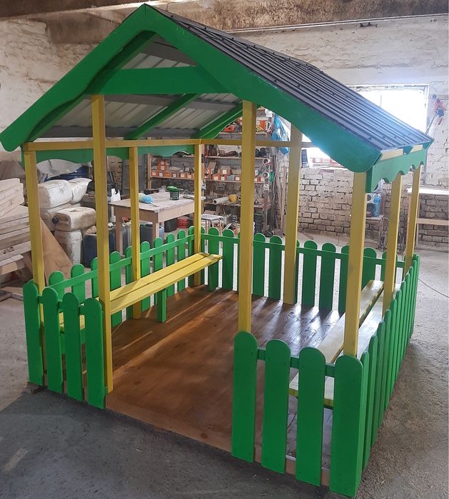 Пісочниця, машинка, дитячий будиночок, ігровий майданчик.