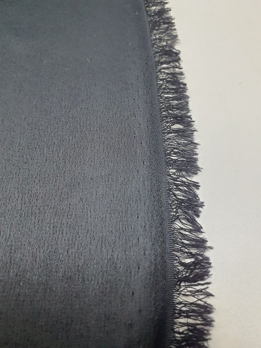 Tkanina czarna lejąca szer.125 cm.