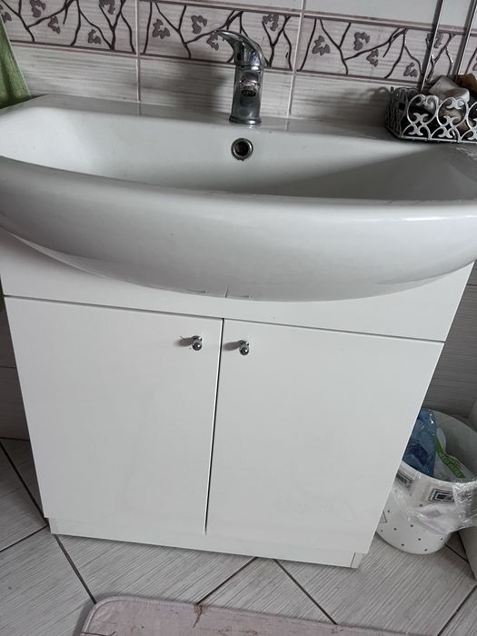 Dwie szafki łazienkiwe umywalka kran