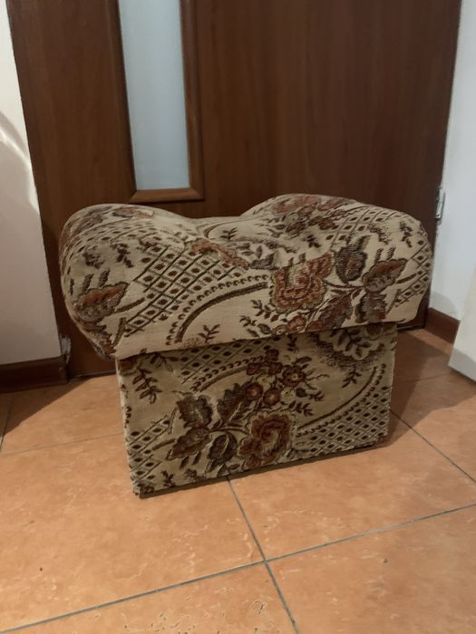 Sprzedam  dwie ładne  pufy