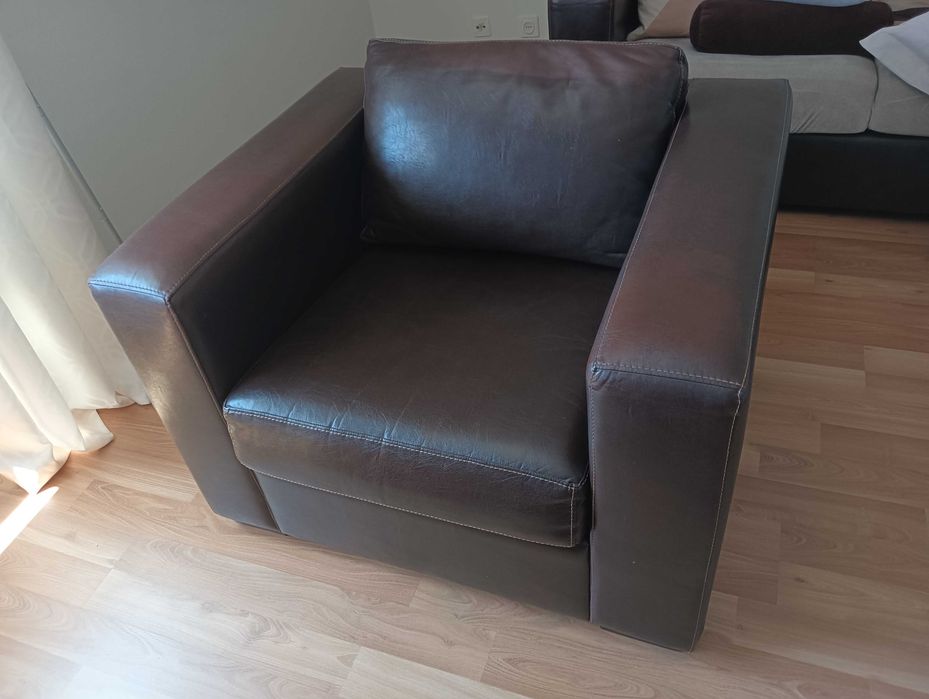Modernos sofás e mesa central, em pele sintetica castanha. Otimo estado de conservação. Design intemporal, elegante e resistente.