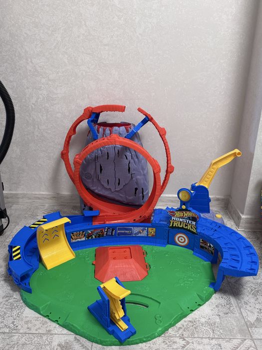 Горка для машинок и треков Hotwheels