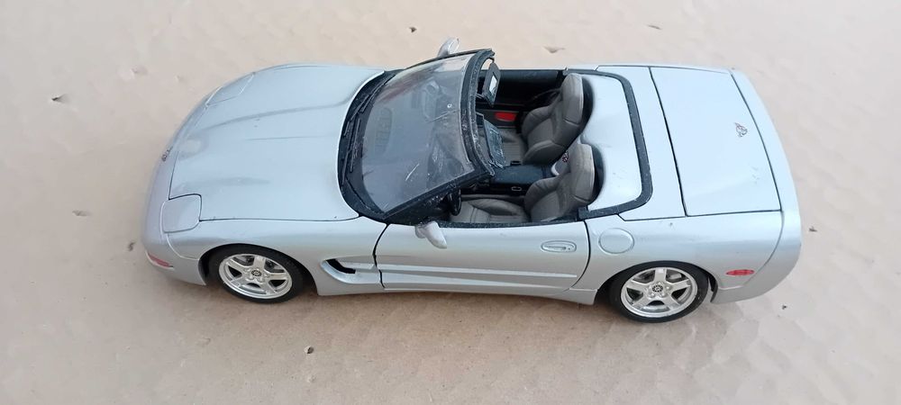 Carro modelo Burago Chevrolet Corvette 1997 escala 1:18  cor prata