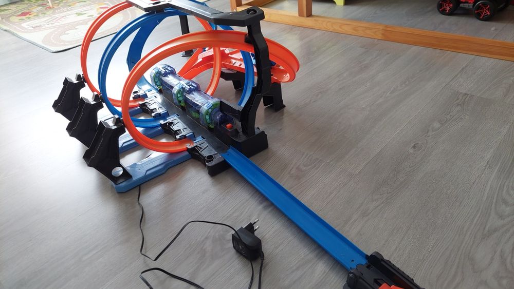 HotWheels corckscrew crash
Triple Looping