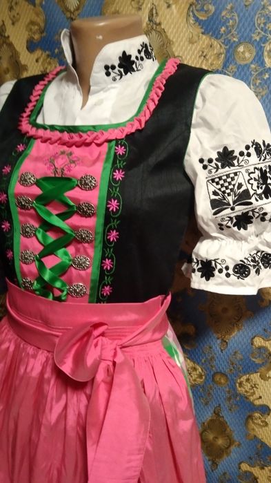 Платья баварские женские.