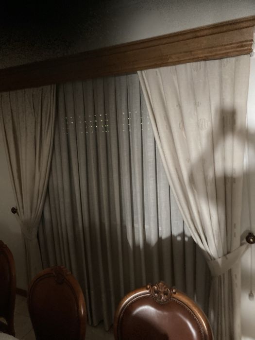 Cortinas com sanefas de madeira