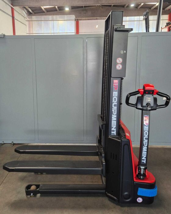 Stacker elétrico novo