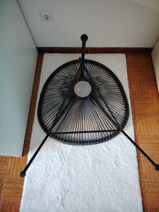 Poltrona em aço e vime sintético preto e cinza