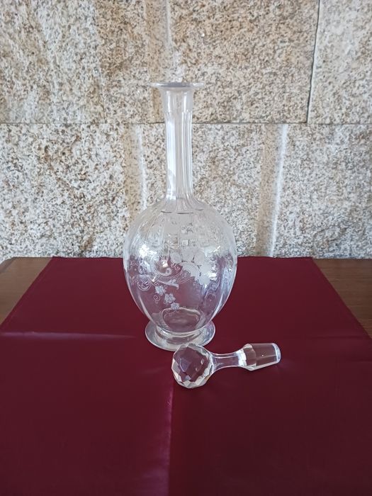 Garrafa antiga em vidro lapidado