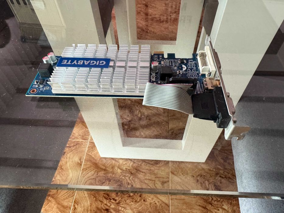 Placa Gráfica GIGABYTE GeForce 210 1 GB DDR3, HDMI+DVI+VGA