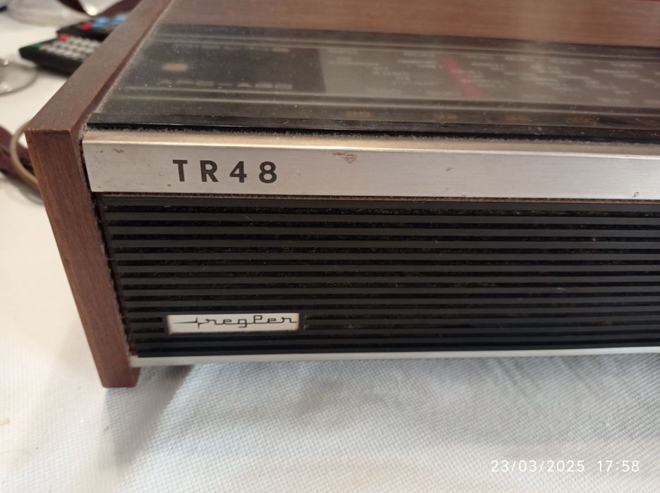 Rádio dos anos 70 a funcionar perfeitamente
