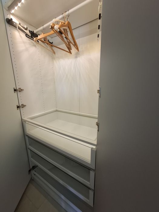 Roupeiro Ikea iluminado