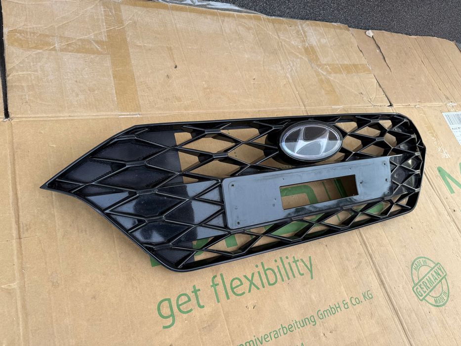 hyundai i20 iii 2019- grill polysk szklany znaczek pod radar ladny