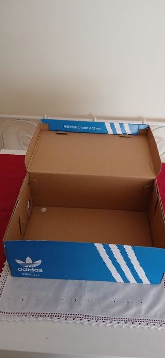 Caixa Adidas, vazia