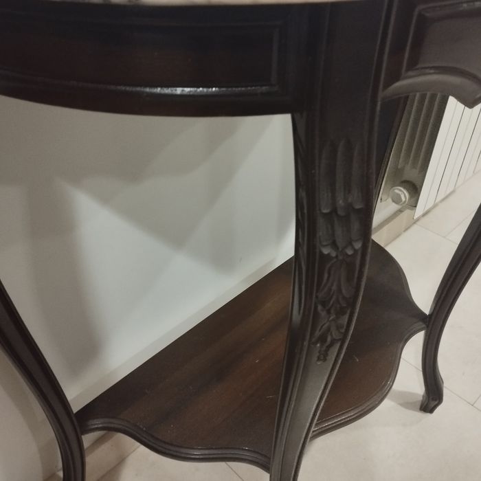 Mesa de decoração. Com as patas trabalhadas e o tampo de mármore