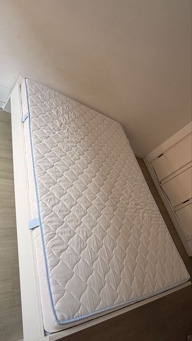 Cama branca + colchão