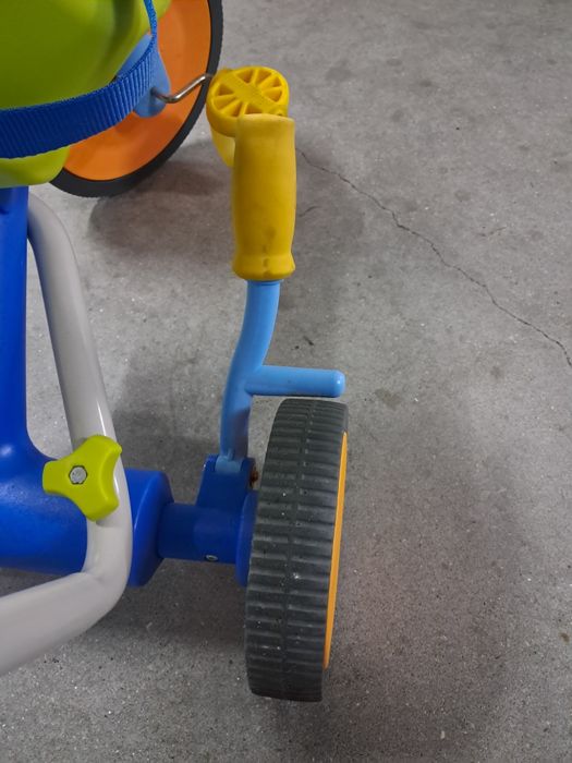 Triciclo a pedais e pega para empurrar