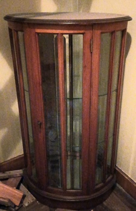 Vitrine em madeira e vidro