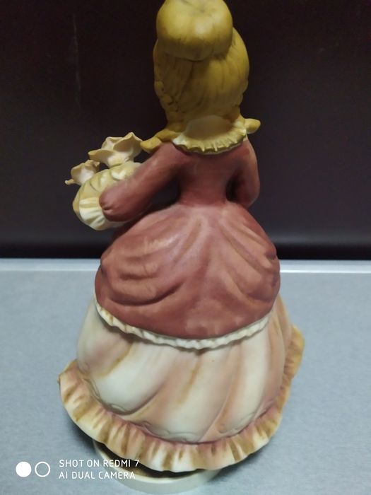 Оригинальная музыкальная статуэтка девочка.Европа.