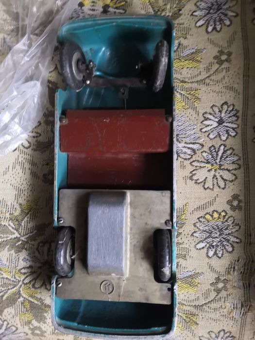 Железная антикварная машина.