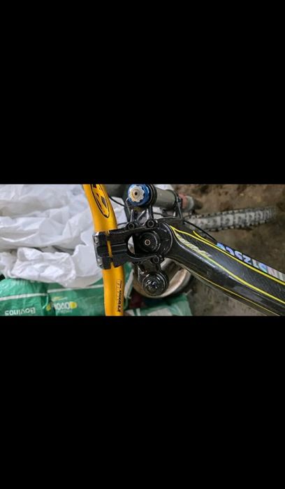 Bicicleta BTT full suspensão