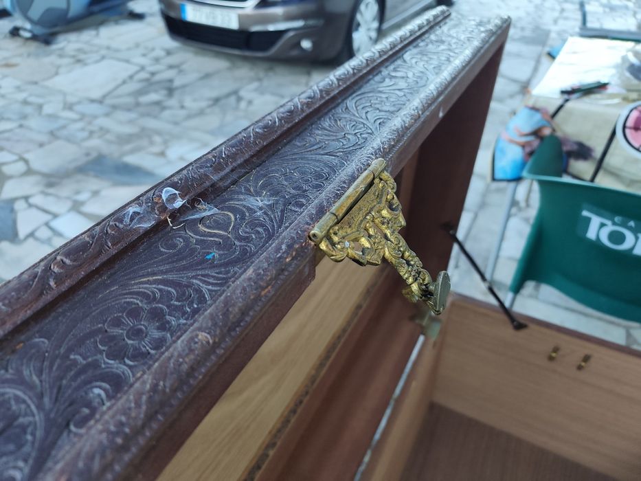 Arca de madeira com detalhes
