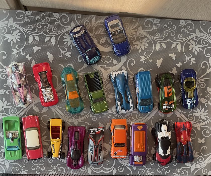 19 шт машинок hot wheels та інші