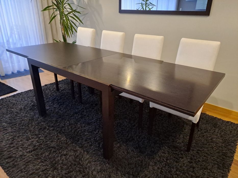 Mesa de sala de jantar e 4 cadeiras