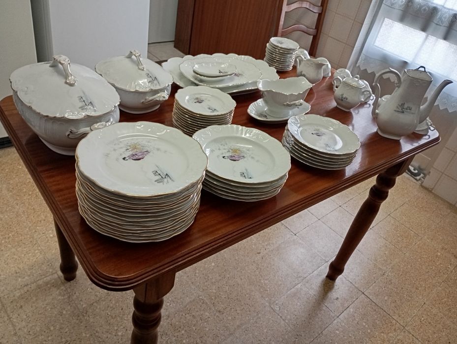 Serviços louça Vista Alegre jantar e chá com bordo dourado