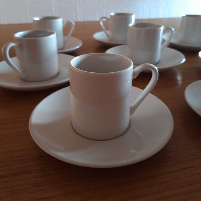 Conjunto de 8 chávenas de café com pires
