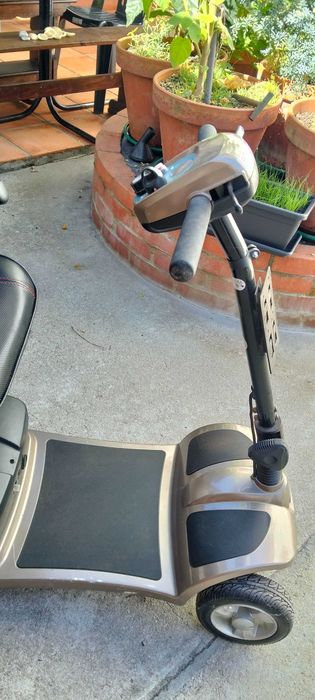 "scooter" para pessoas idosas ou com dificuldade de locomoção, a motor