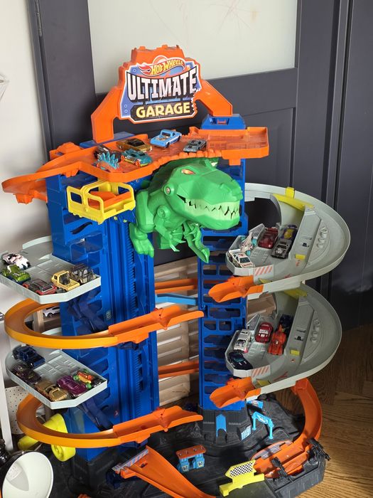 T rex. Garaż hot wheels