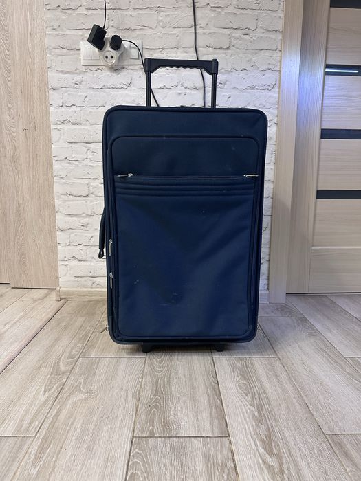 Валіза середнього розміру 66х40 гл. 22 на 2 колесах з висувною ручкою