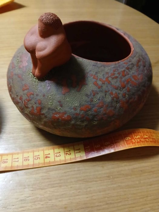 2 peças decorativas, uma tem tampa (talvez seja barro)