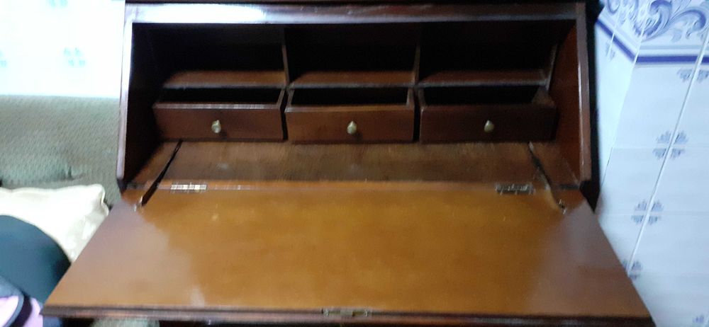 Móvel com estante e escrivaninha