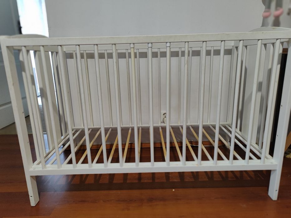 Białe drewniane łóżeczko