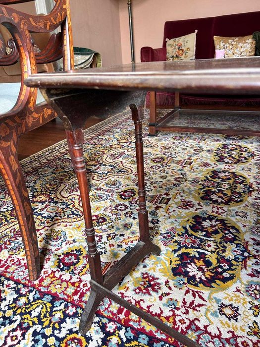 Mesa auxiliar antiga em pequenas dimensões