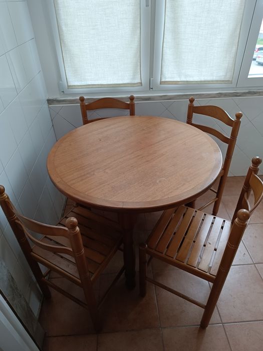 Mesa redonda com 4 cadeiras de madeira
