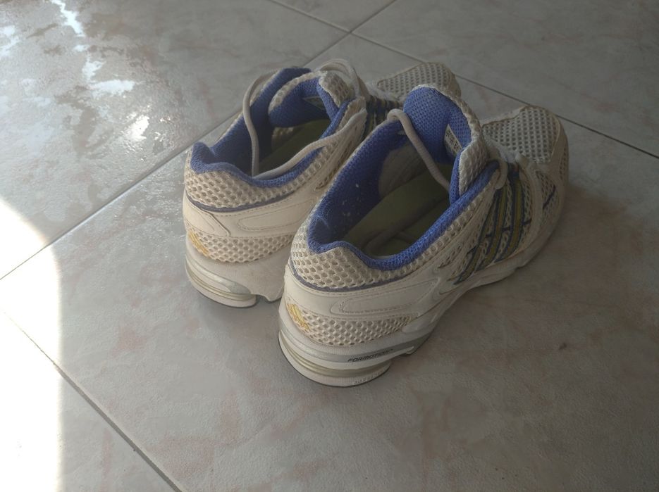 Tênis adidas  branco e azul