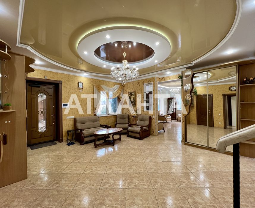 Дом с бассейном в Даче Ковалевского.