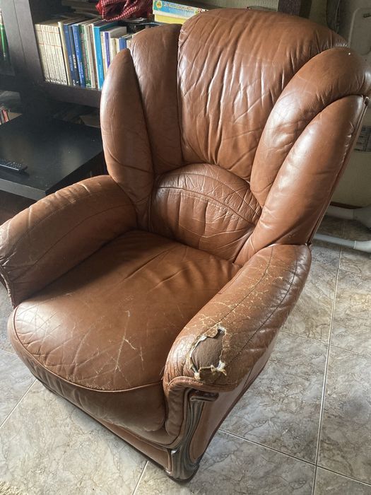 Sofá individual em pele castanho